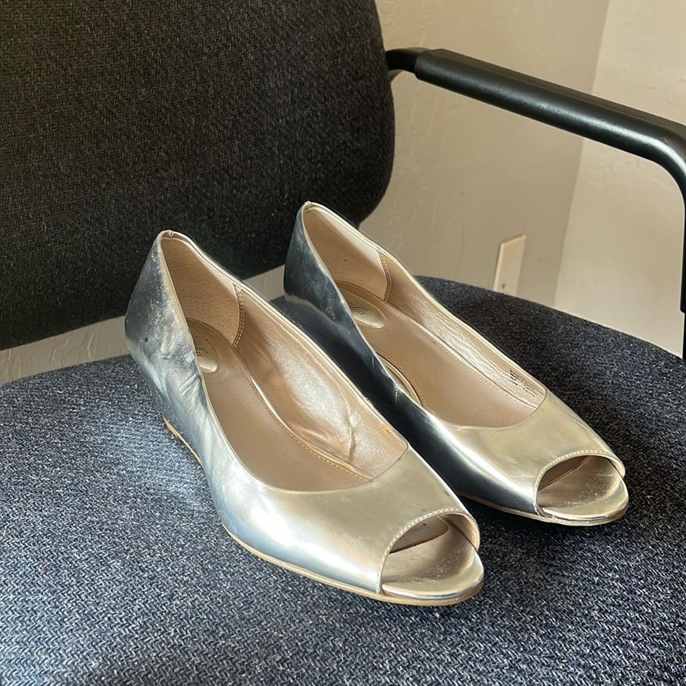 Silver size 10 Alfani shoes w/ 1.5 inch heel